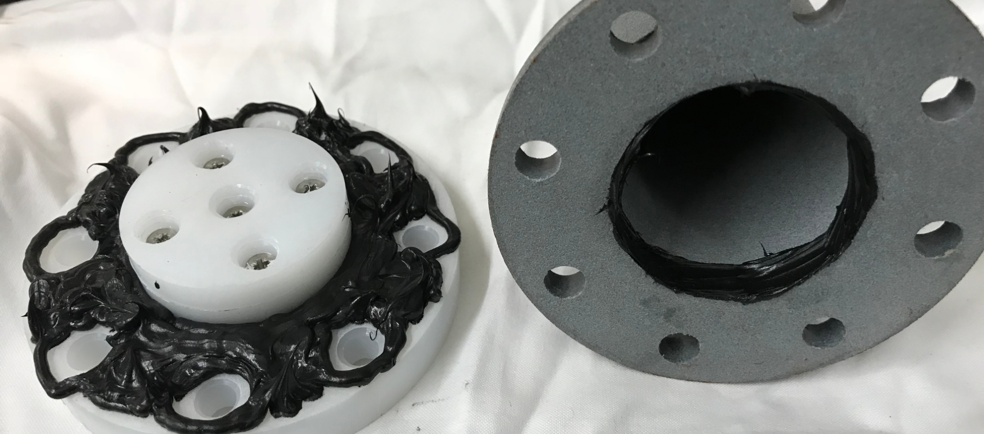 Préparation des interfaces et mise en œuvre de la solution d’assemblage avant fermeture du prototype.